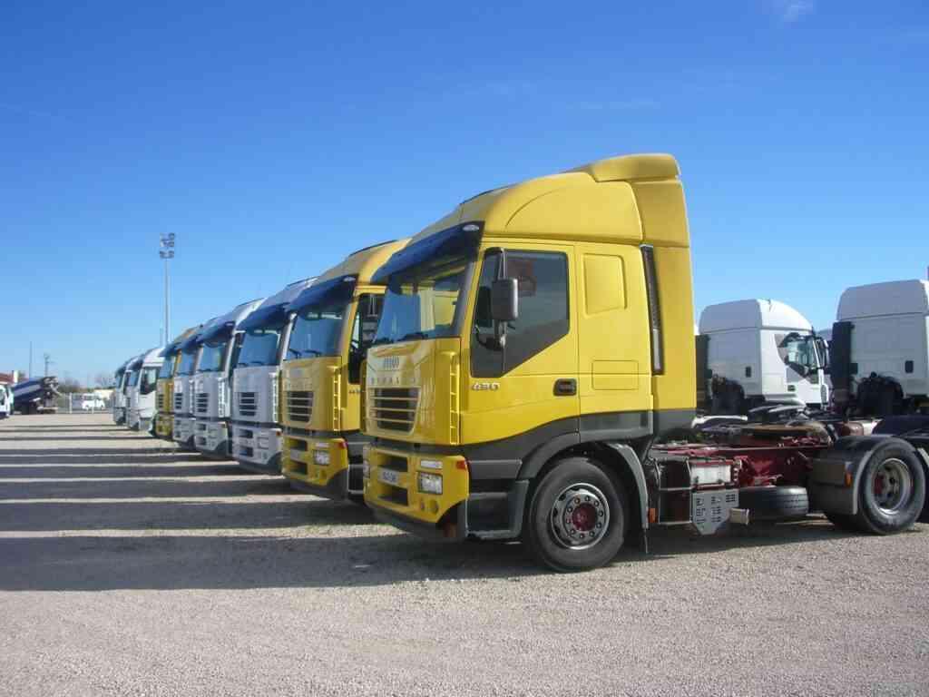 Tractoras en la campa de Vallor Trucks