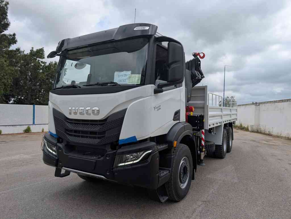 Camión IVECO T-Way con grúa preparado para la entrega